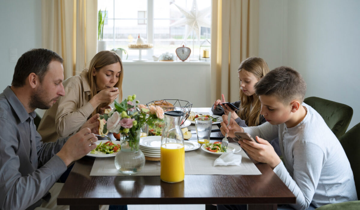 A Family Guide to Healthy Tech Habits in the Digital Age